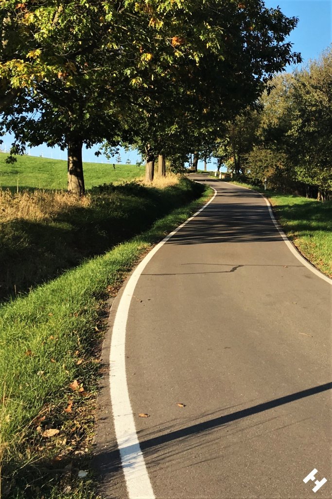 Tannersberg mit asphaltierter Straße zur Gaststätte