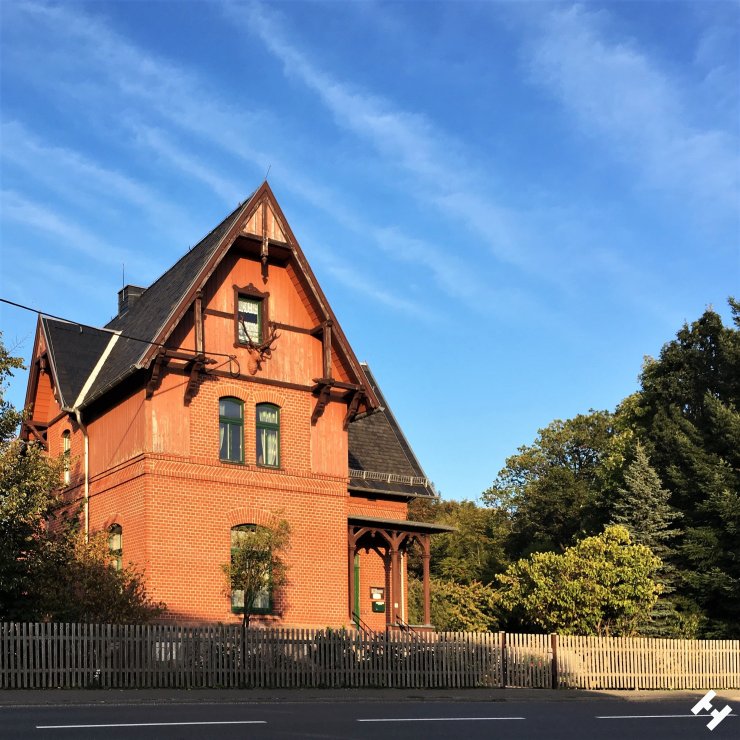 Rotes Klinkergebäude des Forstamtes in Neukirchen in der Nähe zur Schmiede