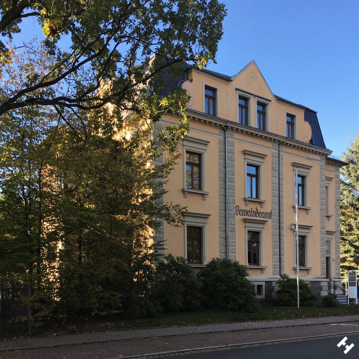 Gemeindeamtsgebäude nahe Oberschule Neukirchen und historischer Mühle