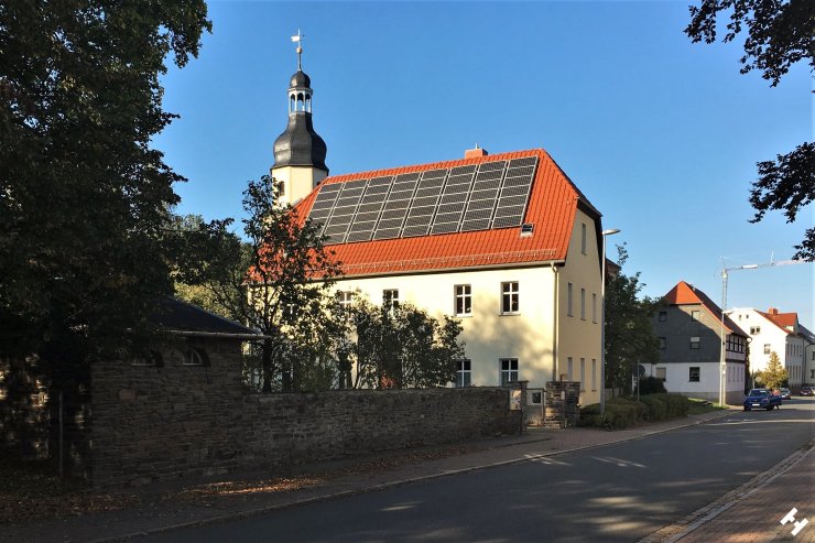 Gebäudeensemble der Kirchgemeinde in Neukirchen mit Pfarrhof, Kirchturm, Kirchschule und Wohnhäusern