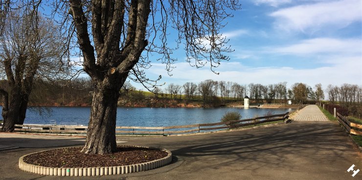Koberbachtalsperre mit Regelturm und Staudamm