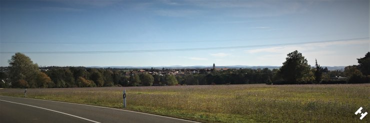 Gipfel des Erzgebirges im Hintergrund und Werdaus St. Bonifatius Kirche