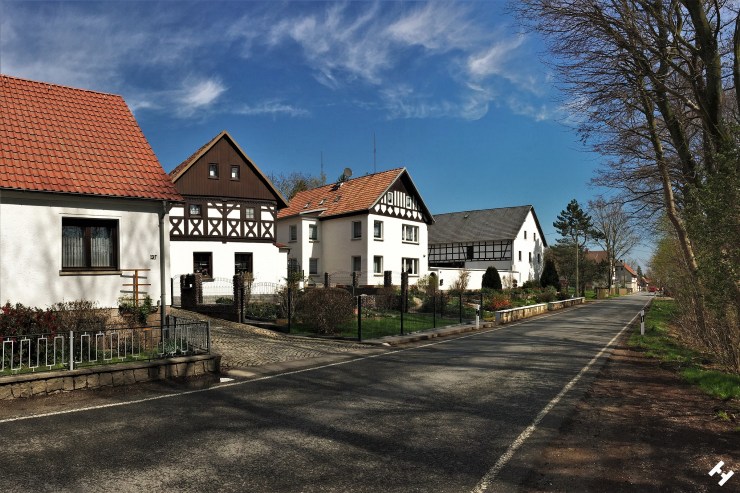 Traditionelle Fachwerkhäuser aufgereiht an der Hautstraße