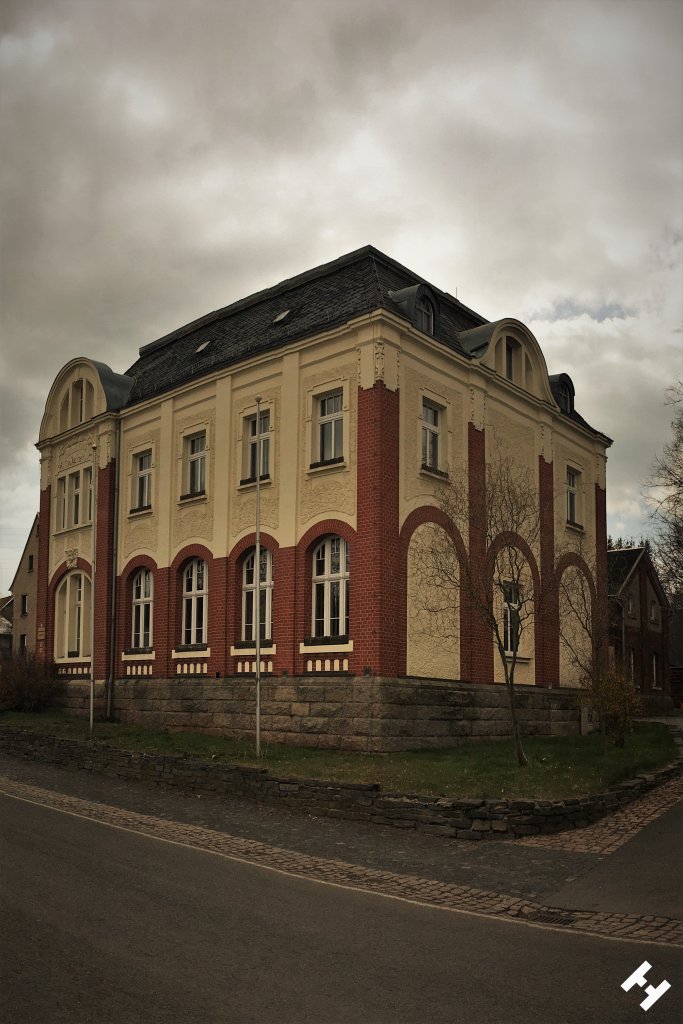 Stattlich geschmücktes Gebäude als Rathaus und Gemeindemitte