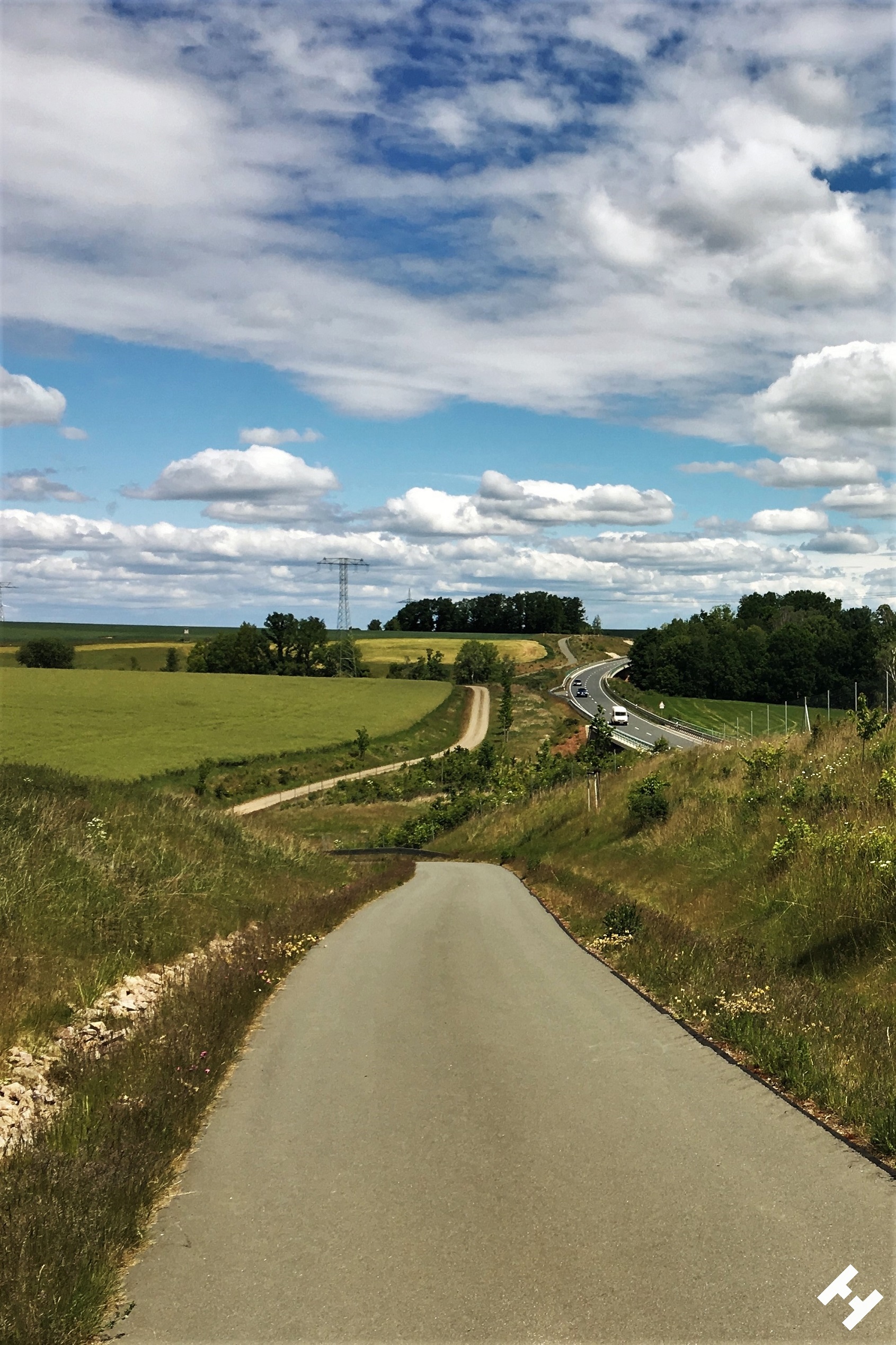 Hoch überm Pleißetal schlängelt sich die Versorgungsstraße durch die Landschaft